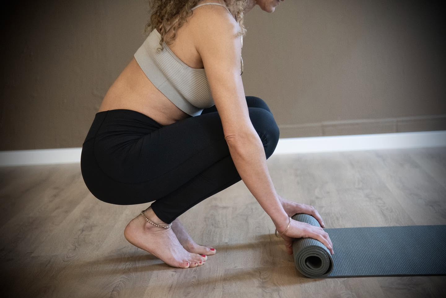 Shohreh ruller yogamåtte sammen